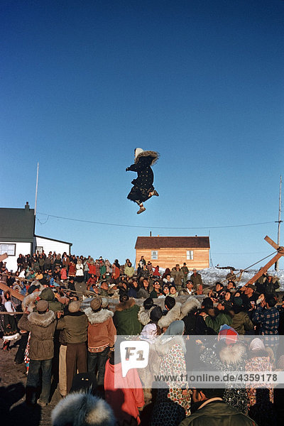 Alaska Native Inupiat Eskimos tun die Decke zu werfen  die Weitergabe des Wals Nulaktuk Barrow Alaska zu feiern