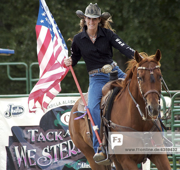 Frau auf dem Pferd mit US-Flagge bei Alaska State Fair Palmer Alaska