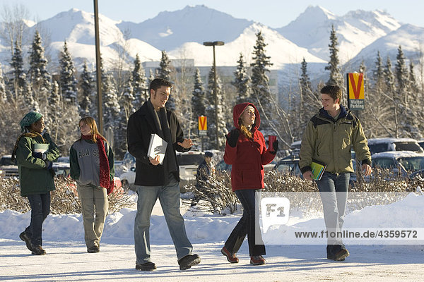Studenten @ Univ von AK Anchorage zu Fuß zu Klasse verschwommen Effekt