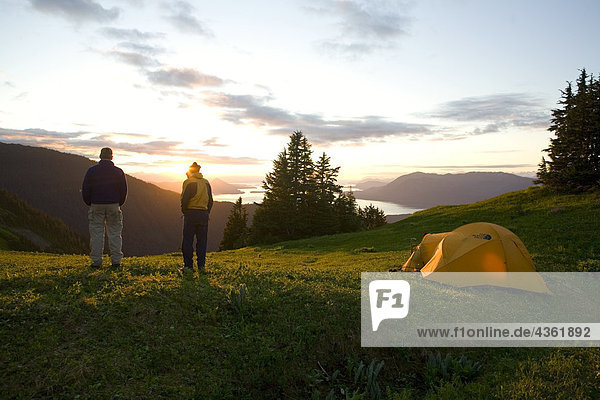 Bergsteiger Außenaufnahme stehend Sommer Abend Beleuchtung Licht Berg camping Zelt Insel Süden 2 Adler