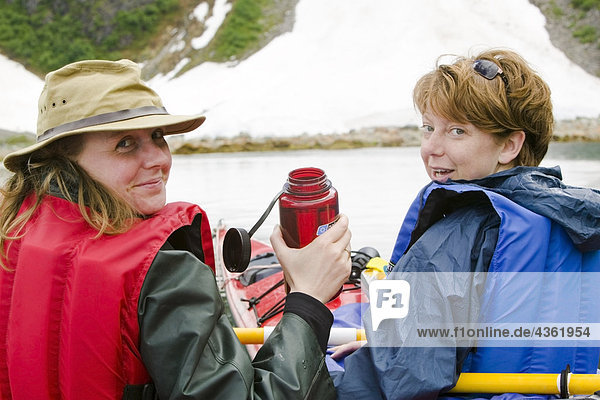 Nationalpark Europäer nehmen Sommer Close-up paddeln Kajakfahrer 2 Fjord Süden Kenai-Fjords-Nationalpark Aialik Gletscher Erwachsener Bucht Pause