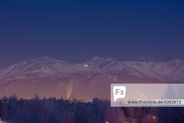 Ansicht der Chugach Mountains in der Dämmerung mit dem Website-Gipfel Star sichtbar auf dem Mount Gordon Lyon während der Winter  Anchorage  South Central Alaska