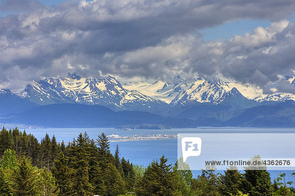 Bluffen Sie mit Blick auf Homer Spit  Alaska HDR-Bild