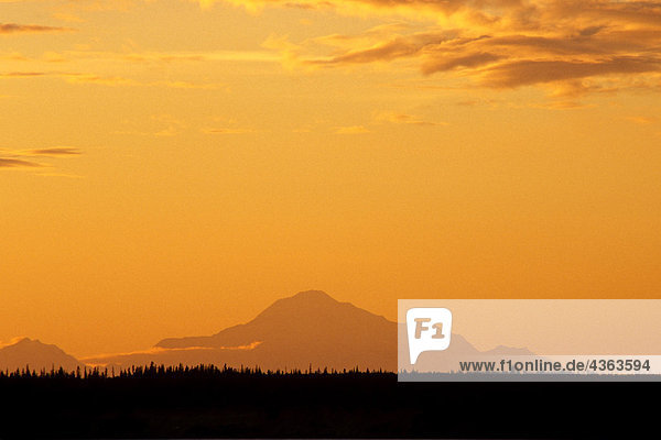 MT Mckinley bei Sonnenuntergang gesehen vom SC Alaska Anchorage