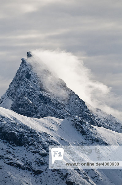 Neuschnee weht vom Gipfel des Mount Doonerak in in Gates of the Arctic-Nationalpark und Schutzgebiet,  arktische Alaska,  Sommer