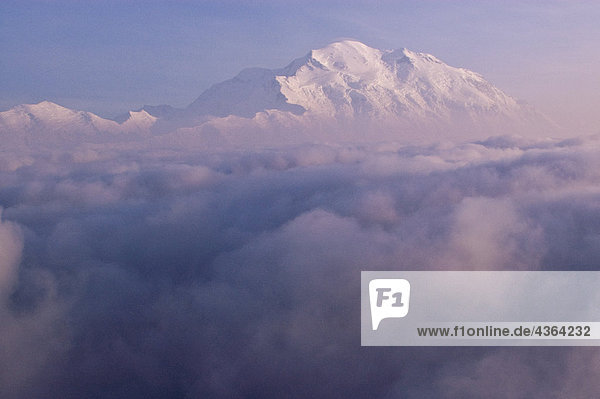 Mt. McKinley thront über der 9000 Fuß-Decke von Wildfire Rauch für Denali-Nationalpark und Schutzgebiet  Alaska Interior  Sommer