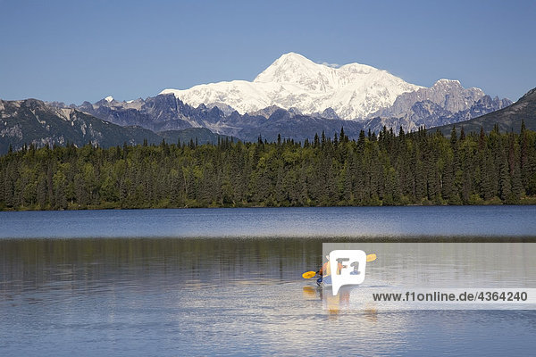 Mann Sommer See Hintergrund paddeln Kajak Denali Nationalpark Mount McKinley August