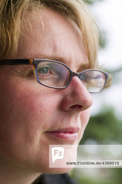 Porträt von Fröhlichkeit hellhäutige Frau mit Brille in ferne USA suchen