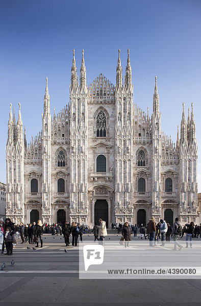 Mailand  Piazza del Duomo  Kirche  Religion  Domplatz  Personen  Touristen  Stadt  Städte  Italien  Sehenswürdigkeit  Reisen