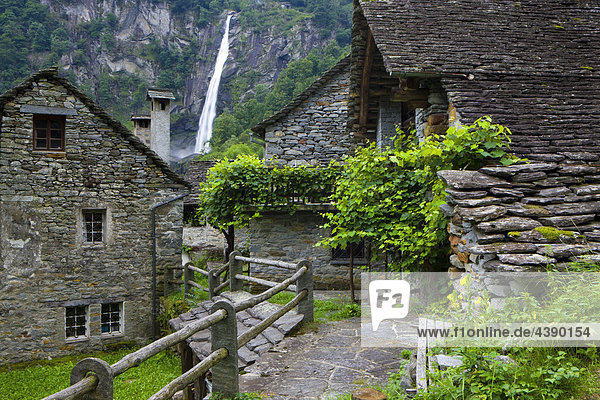 Foroglio  Schweiz  Kanton Tessin  Bavonatal  Dorf  Häuser  Steinhäuser  Reben  Wasserfall Kanton Tessin
