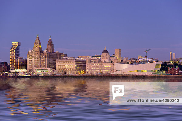 Liverpool  Three Graces  Eleganz  Anlegesteg  Pier  Liver Building  Gebäude  Hafen  Liverpooler Gebäu  Trägt Vollmacht-Gebäude