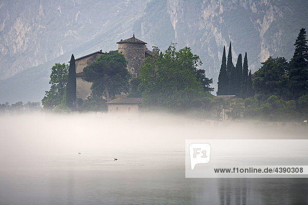 Toblionsee  Lago di Toblio  Sarcatal  Trentino  Italien  See  Weinanbau  Landschaft  Nebel  Burg