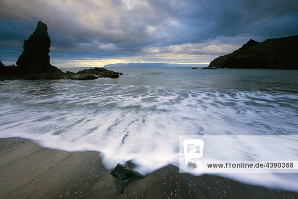 Playa de la Caleta  Spanien  Europa  Kanarische Inseln  La Gomera  Insel  Strand  Morgendämmerung  Felsen  Wellen  Bewegung  Mee