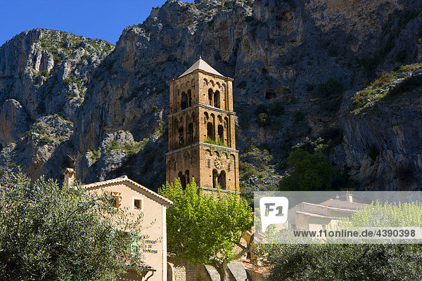 Moustiers-Sainte-Marie  Frankreich  Europa  Provence  Alpes-de-Haute-Provence  Dorf  Häuser  Kirche  Kirchturm  Berge  Felsen