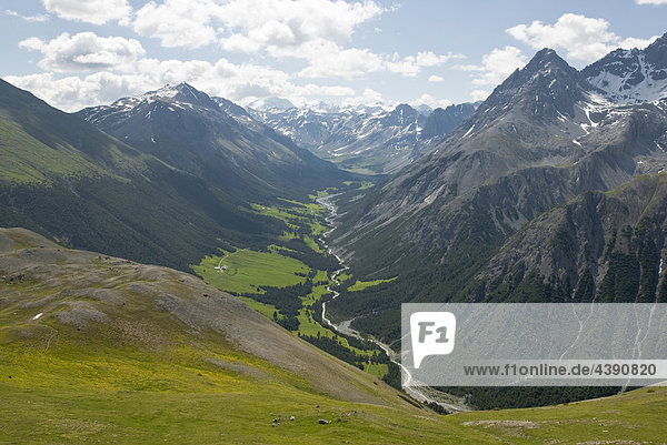 Blick von der Cima del Serraglio in die Val Mora mit dem Bach Aua da Val Mora  Hinten links der Piz Turettas und rechts der Piz Pala Gronda  Region Münstertal  Graubünden
