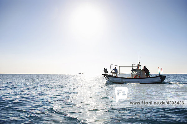 Fischer auf einem Fischerboot auf See
