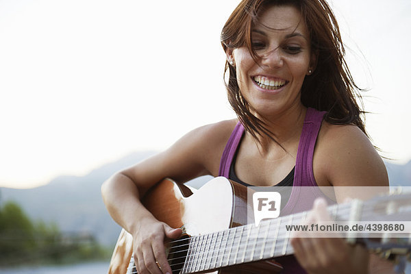 Frau  Gitarre  spielen