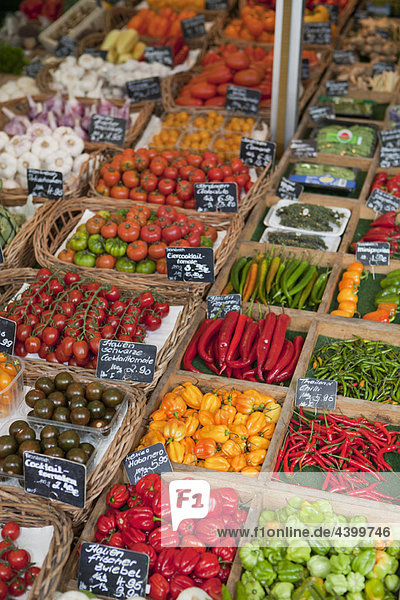 Diverses Gemüse auf dem Markt präsentiert