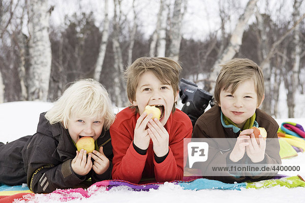 3 Kinder essen Obst