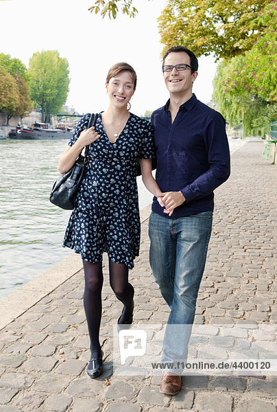 Paar Arm in Arm an der Seine Paris