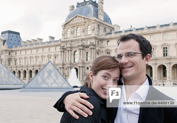 Glückliche Paarumarmung vor dem Louvre