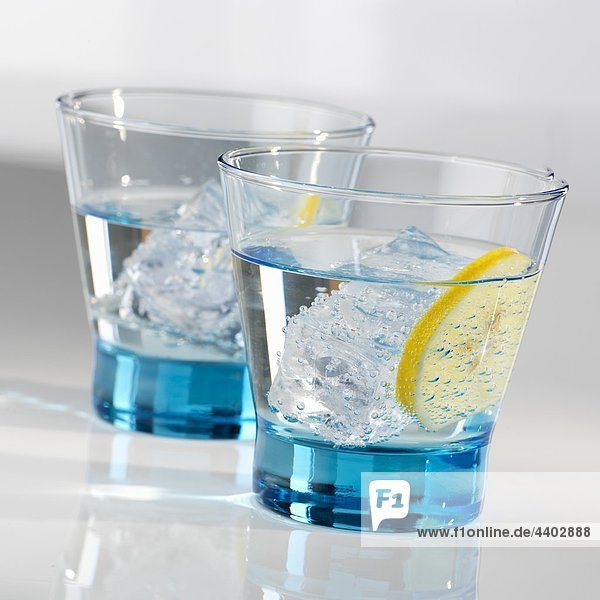 Zwei Gläser Wasser mit Eis und einem Limettenscheibe