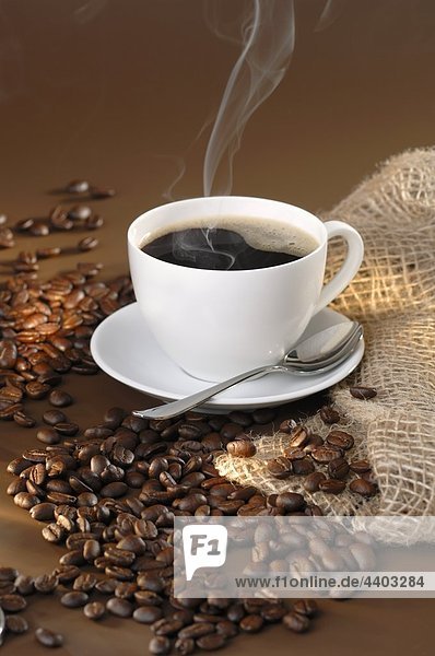 Dämpfen schwarzen Kaffee und Kaffee-Bohnen