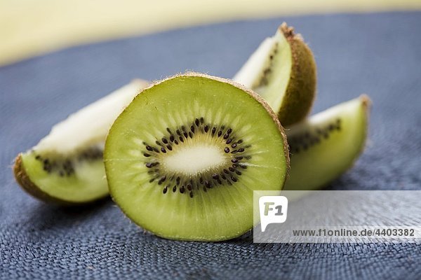 Kiwi Obst  in Stücke geschnitten