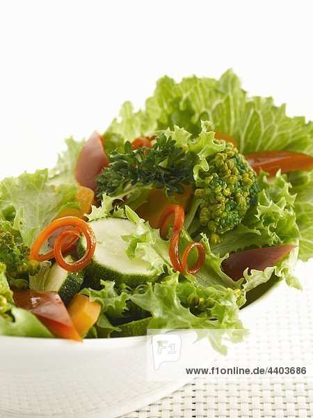 Gemischter Salat mit Kopfsalat  Zucchini  Paprika