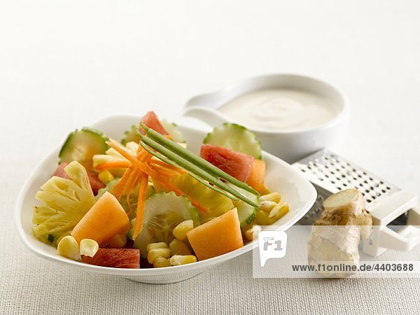 Mischungen von Früchten und Gemüse-Salat  gingered Yoghurtdressing