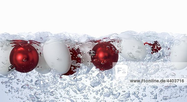 Eier und Christmas Baubles im sprudelnden Wasser