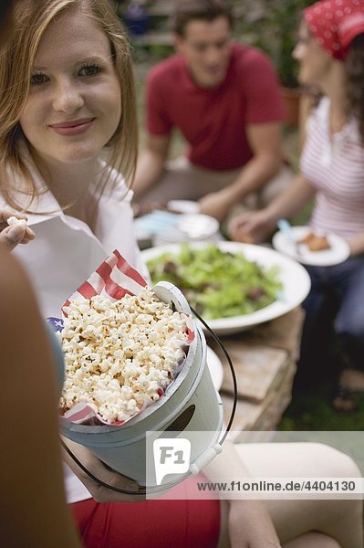 Mensch Menschen Party Salat Garten jung Popcorn