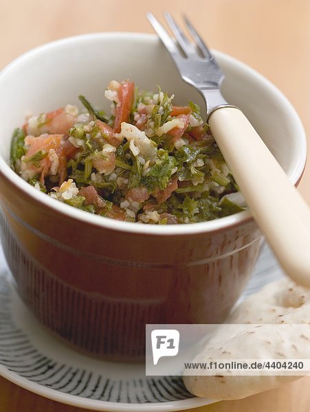Couscous und Gemüse-Salat mit Fladenbrot