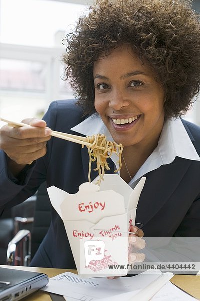 Frau im Büro Essen Asiatische Nudelgericht
