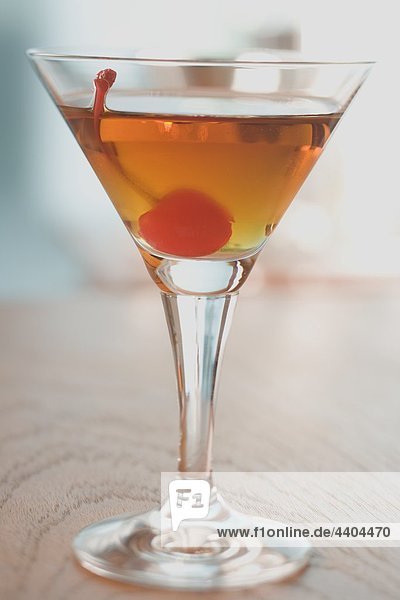 Manhattan mit cocktail cherry