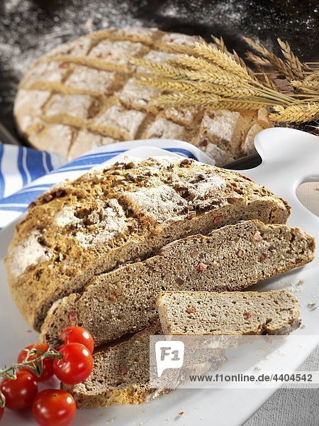 Landhaus Speck Brot  zum Teil in Scheiben geschnitten