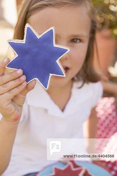 Kleine Mädchen halten einen Stern Cookie (4. Juli  USA)