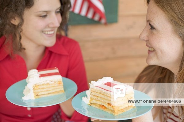 Vereinigte Staaten von Amerika USA Frau halten Teller Kuchen Gegenstand Unabhängigkeitstag Juli