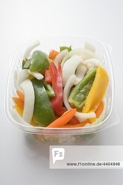 In Scheiben geschnitten Gemüse in geöffneten Kunststoff-container