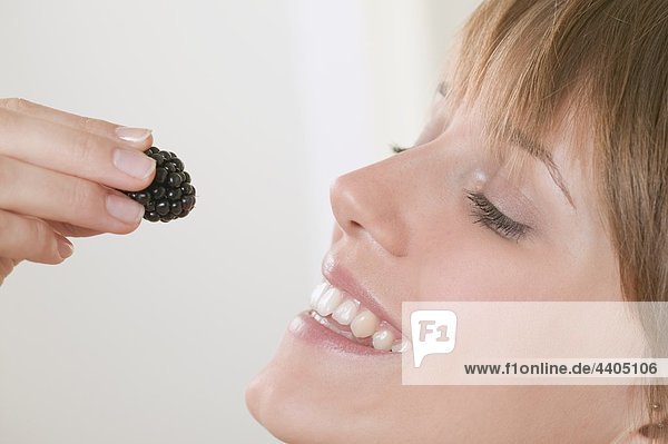 Frau hält eine Blackberry bis zu ihrem Mund