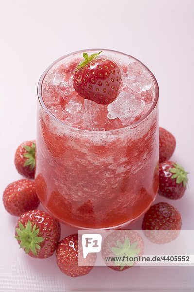 Fruchtigen Erdbeere Getränke  umgeben von frischen Erdbeeren