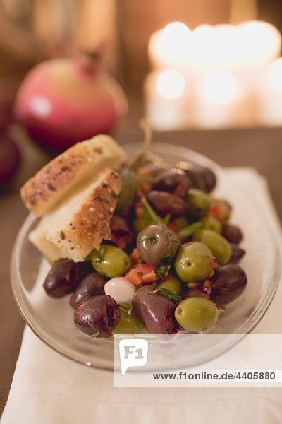 Marinierte Oliven mit Weißbrot (Christmas)