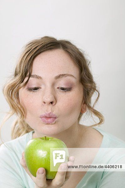 Frau hält green apple