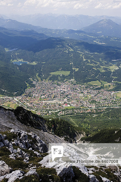 Deutschland  Bayern  Mittenwald  Blick von der Karwendelspitze im Karwendelgebirge