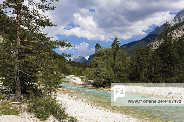 Österreich  Tirol  Hinterautal  Blick auf die durch die Berge fließende Isar