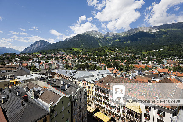 Österreich  Tirol  Innsbruck  Hochansicht der Stadt mit goldenem Datschi