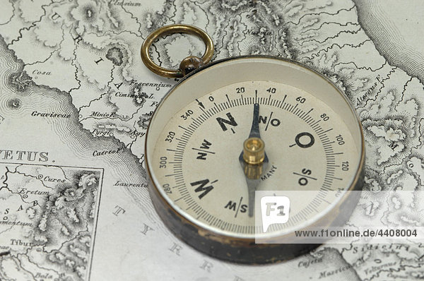 Kompass auf Landkarte  Nahaufnahme