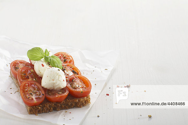 Tomaten-Mozzarella-Sandwich auf weißem Grund  Nahaufnahme
