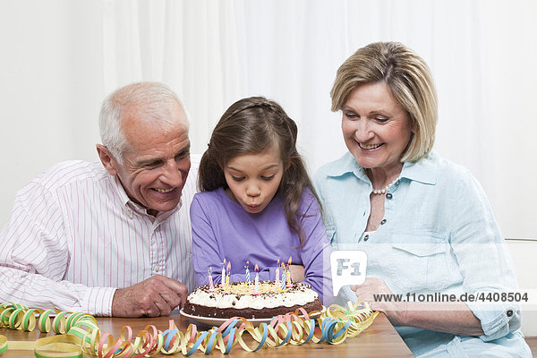 Enkelin (6-7) und Großeltern zum Geburtstag