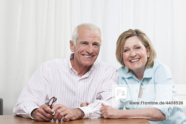Seniorenpaar genießt  lächelt  Portrait